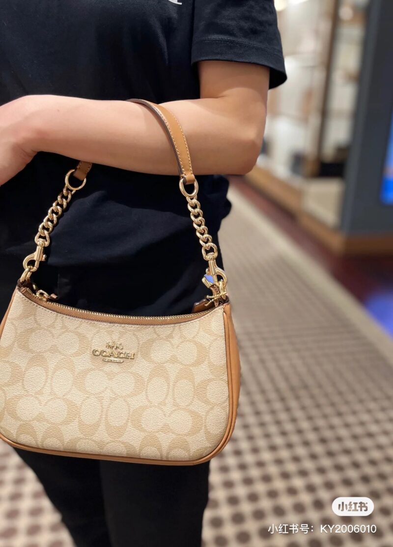 b239136729.jpg Coach~Underarm Bag~Milk Tea Color
There must be something in my bag during summer -This is an underarm bag
Underarm bag, definitely check out the Teri series from the Coach family
Underarm or crossbody can be used~Practical and versatile
New milk tea...