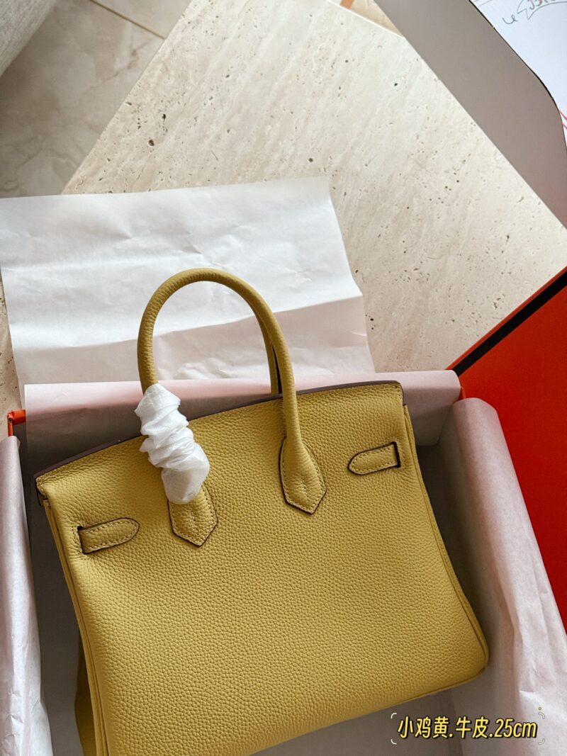 b25a73daf5.jpg 325 345 with complete packaging
size:25cm/30cm
The season for carrying platinum bags has arrived
Bk25 Original Quality ??
Hermes | Birkin 25 Lychee patterned cowhide
That's really amazing, it's both salty and sweet
A stunningly beautiful birkin...