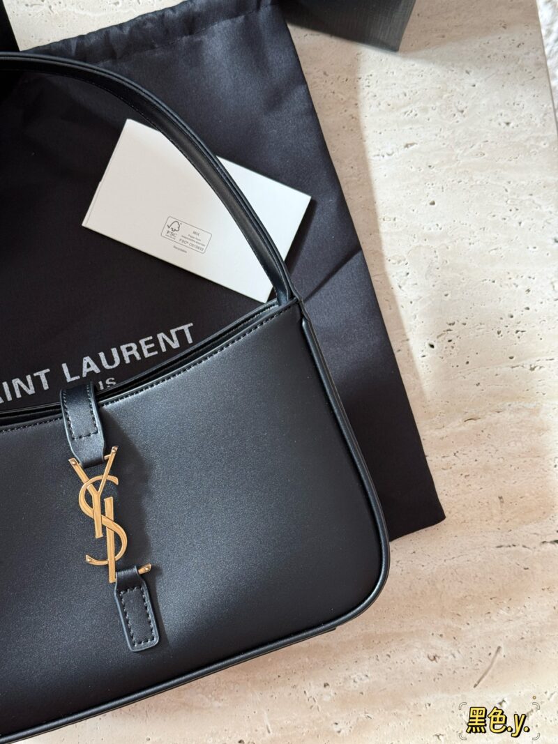 210 boxes (belonging to its season)
Size 24 × 16 × 6cm
YSL armpit bag
It looks great, huh
This is definitely the pioneer of underarm bags!
Cowhide quality!
Too STALY!