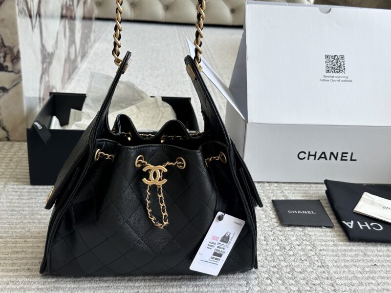 b26d64ce02.jpg 310 box
Chanel 25s Hobo mini account is really amazing!
This year's Fragrant 25s series is simply stunning ..
This Hobo is a small size, which I personally think is more everyday
The texture particles of caviar are not as heavy, but rather very delic...