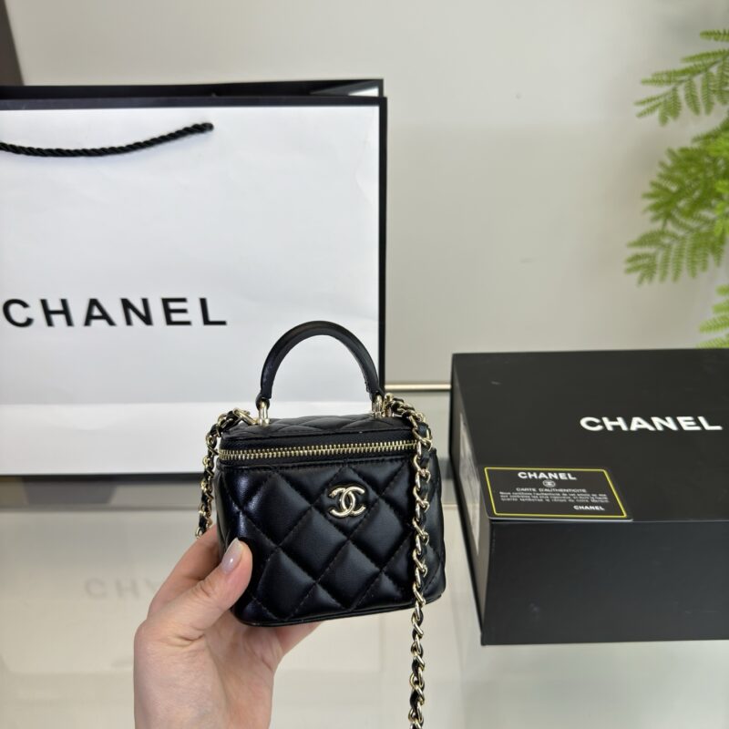b26e54e1a0.jpg (Folding box)
Chanel Box Bag
Handheld model ?
Fashionable and essential item, super exquisite
Size: Small size 11 * 8