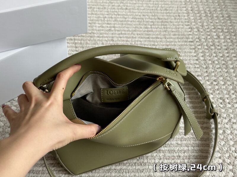 260 boxes
Size: 24 * 15cm (large)
Loewe Geometry Package Puzzle
A very textured color,
Green Puzzle Edge is very advanced!
?? Cowhide quality!
Completely hold on!