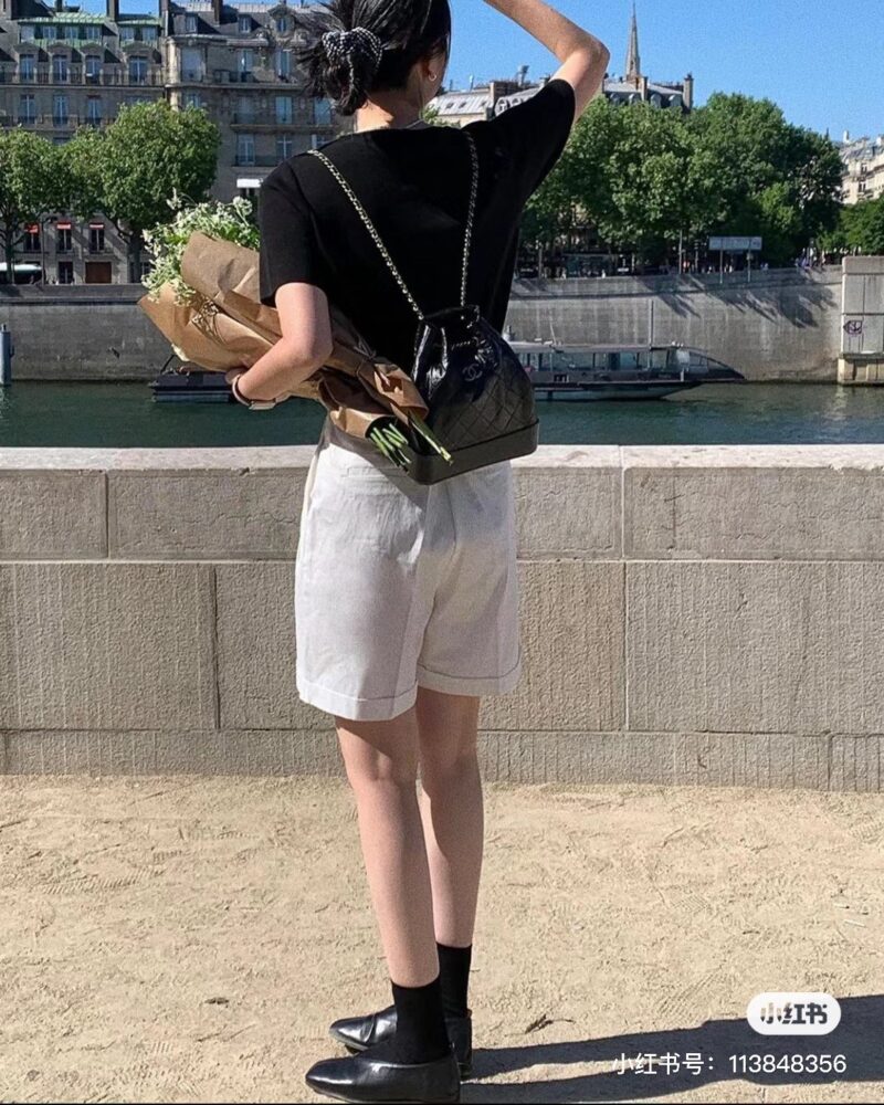 b285cf4ff5.jpg Chanel Wandering Shoulders | The ceiling of the backpack is not wrong
Liu Yifei, who likes pure black, can take a look
The magic of Chanel lies in its ability to combine casualness and delicacy without going against the norm
Classic small shoulders, ...