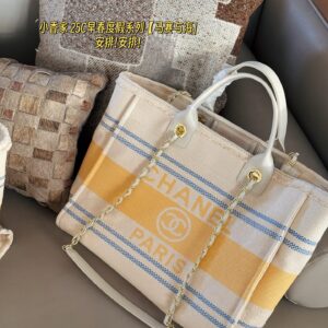 355355 without box
Size: 38 * 30cm (large)
33 * 25cm (small)
Xiaoxiangjia 25C Early Spring Vacation Series
Marseille and the Sea
Arrange it! Arrange it!
This beach bag released this year is so beautiful!
People are already eagerly anticipating it!