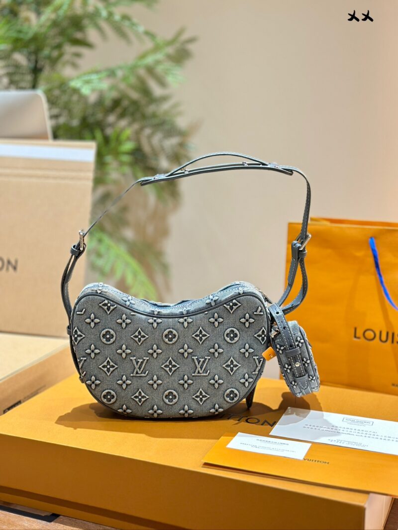b2acb7280a.jpg LV Cowboy Pea Bag
Do you love this pea bag? The bag shape is like a pea pod, with smooth lines and a strong sense of styling. It imitates denim patterns and prints PVC leather, which is more durable and waterproof compared to denim. It is a must-have...