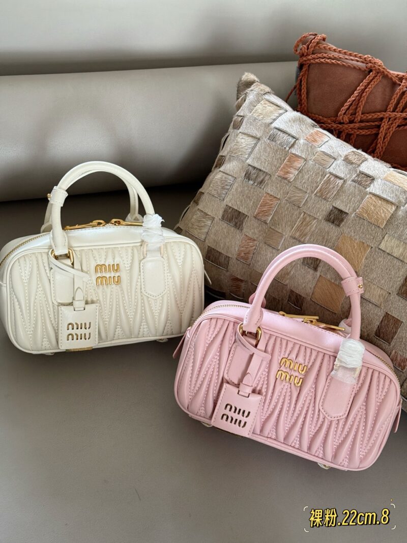 b2b61b0d78.jpg Cherry blossom powder representing love! five hundred and twenty
255 Upgraded Edition Box
size:22*11cm
New size of miumiu bowling ball ??
It's hard not to love!
It's hard not to be tempted by this size!
Can be carried by hand or slung diagonall...