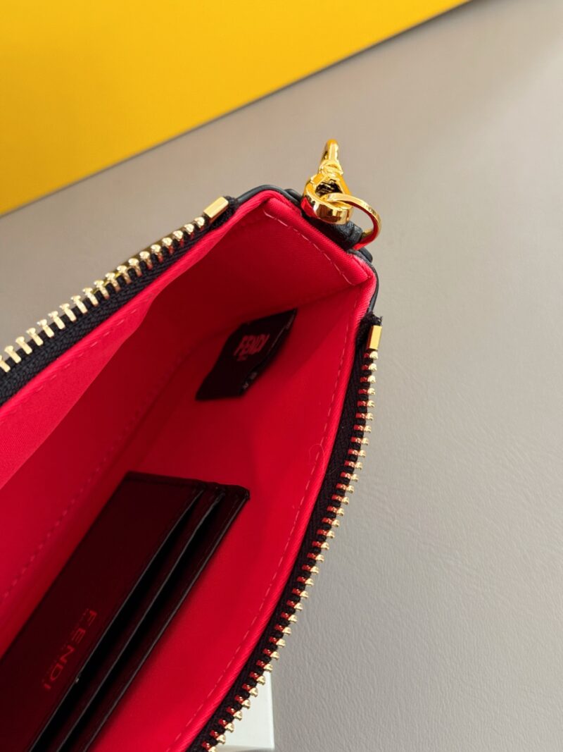 b2c071ed7b.jpg 220 boxes
size:20*12cm
Fendi Underarm Bag/Mahjong Bag
Fendi Tan Jianji's small charcoal fire is too awesome
The small charcoal fire continues to charge
The leather shoulder strap has a strong texture, and the hardware chain is more exquisite
Love, ...