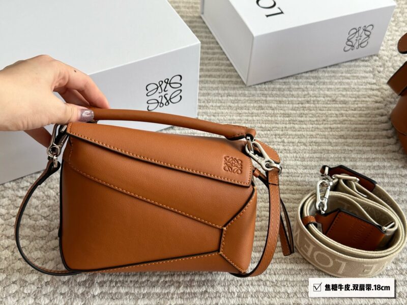 320 210 box (backpack)
Size: 24 * 15cm (large)
18 * 10cm (mini)
Loewe Geometry Package Puzzle
Truly cannot be missed,
?? Cowhide quality!
Completely hold on!
Luoyiwei | A perfect shoulder strap