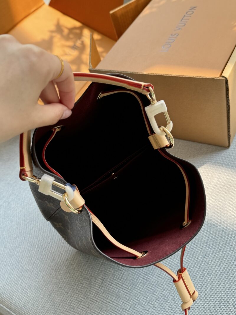 b2e5fa5f45.jpg 325 original single aircraft box
Original quality with pure leather steel hardware 163 jump code chip
size:20×21
LV N é ONO é BB Bucket Bag Handheld Cross Shoulder Bag
Champagne bucket
NEONOE drawstring bucket bag, single shoulder women's bag, L...