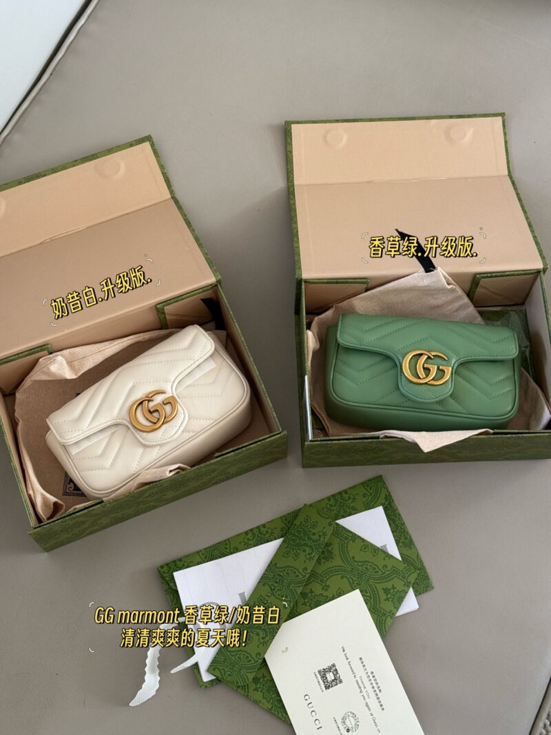 b2f2d42c74.jpg 195 box
size:16.5cm
GG Marmont Vanilla Green/Milk Shake White
Clear and refreshing summer~
Must buy Mamon bag
Marmont's most classic double G
