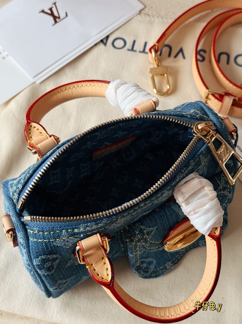 b2f5e8eb29.jpg 265 box
size17*11cm
L's newly released denim Nano Speedy
Really cute
I feel younger than an old flower
It looks very mini, but it can hold a wallet, lipstick, phone, iPhone, car keys
Tested daily travel without any issues, OK