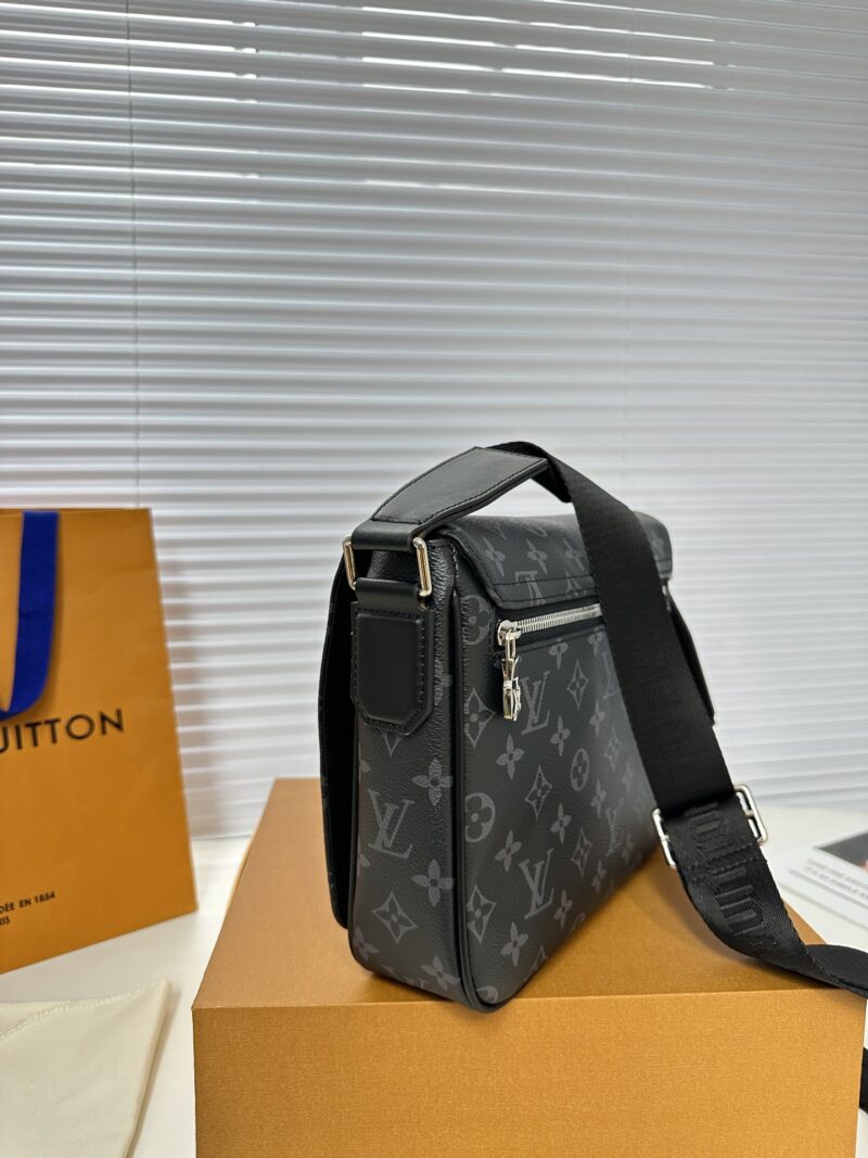 Comes with premium gift box (top of the line original order) M 46255 black flower
This District small mailman bag is more square and compact than the previous version, reinforced with Damier Graphite coated canvas for classic contours and delicate pr...