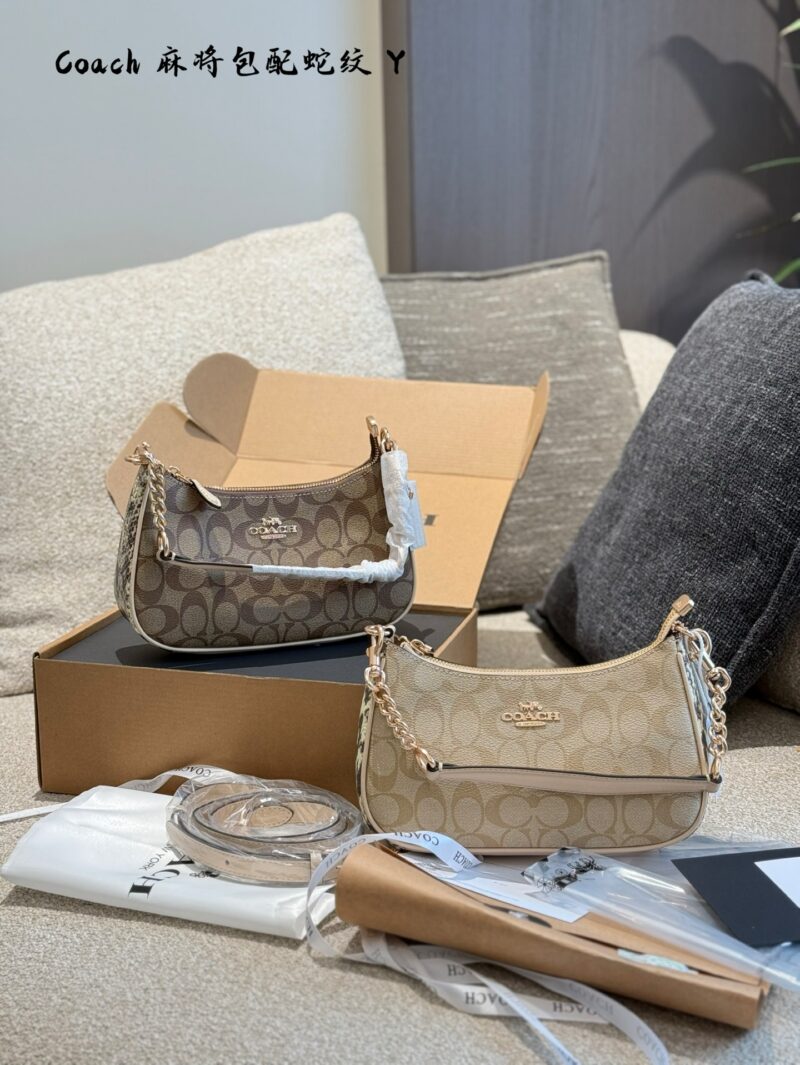 Coach Mahjong Pack is now available on page 225
The lowest price recently! If you like this one, you can buy it now. Coach Teri armpit crossbody bag, large mahjong bag, dark coffee logo, light coffee logo, size: 24.5 * 15.5 * 7.5cm, double box packaging
