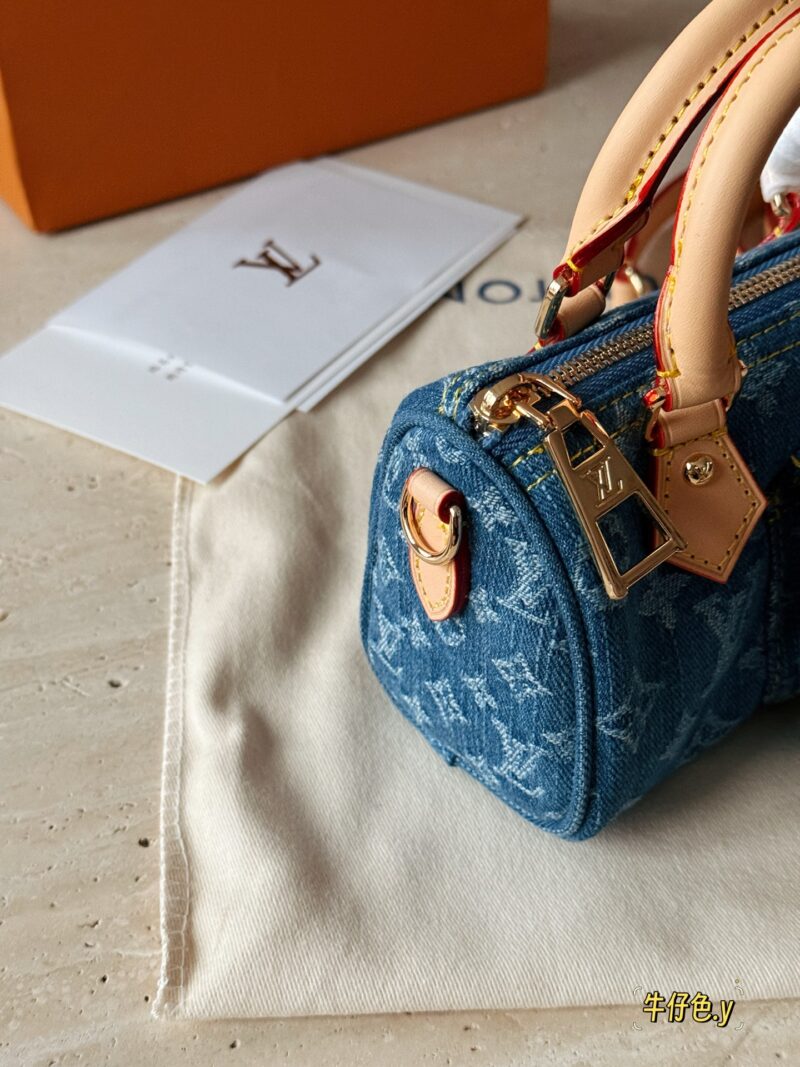 b30fd338d9.jpg 265 box
size17*11cm
L's newly released denim Nano Speedy
Really cute
I feel younger than an old flower
It looks very mini, but it can hold a wallet, lipstick, phone, iPhone, car keys
Tested daily travel without any issues, OK
