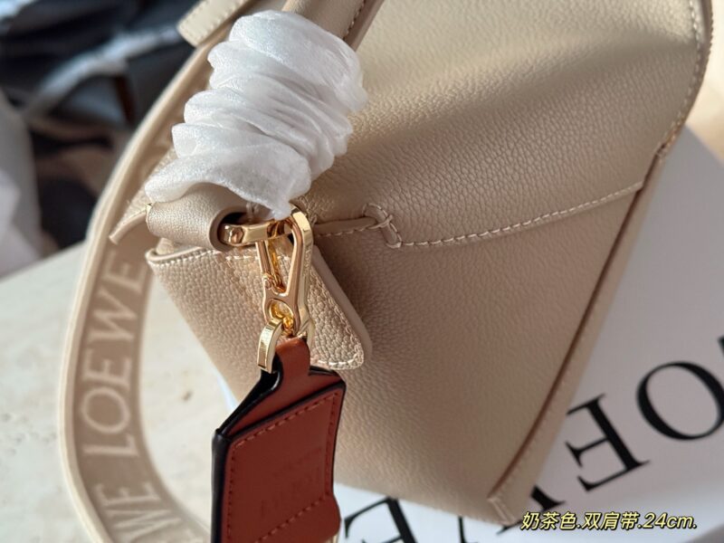 b317c9ebb5.jpg 320 box
Size: 24 * 15cm (large)
Loewe Geometry Package Puzzle
The latest version of woven shoulder straps
Clean Puzzle Edge is very advanced!
?? Cowhide quality!
Completely hold on!
