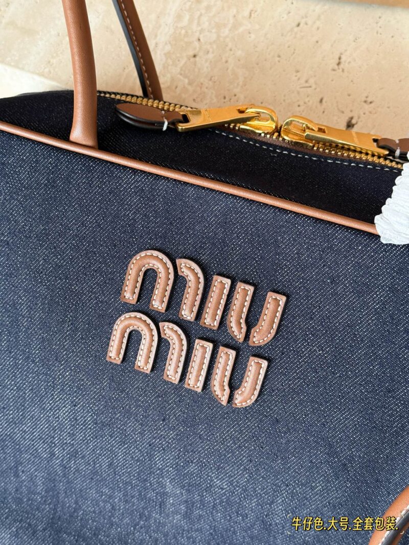 b3240ee3b5.jpg 320310 comes with a complete set of packaging
Size: 35 * 22cm (large)
28 * 15cm (small)
Miumiu bowling/briefcase/
Miu is here to steal money again! The new denim briefcase is here!
It's nice to carry on your back
The appearance is Princess Miumiu!