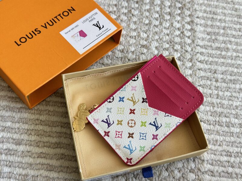 b329447db0.jpg 155 boxes
size:12*8cm
Cute things can heal everything
The white tri colored card bag from L's family is indeed very outstanding
White tri color with a red lining!
It's really amazing!