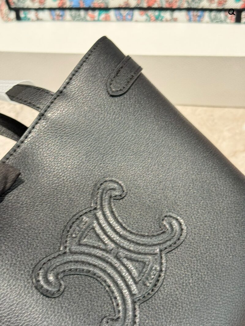 b35ad3ddae.jpg Actual delivery photo p215
Celine's new tote bag
This coffee tote bag has a new size and is so cute! Although it is a mini, the capacity is very good, and the simple design is also easy to match. There is a belt on the side of the bag that can be tig...