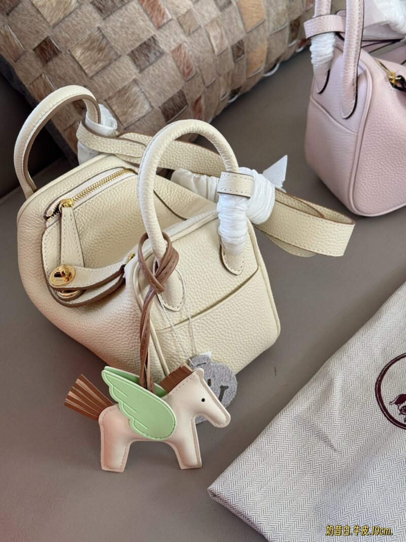 b35f3303b6.jpg 240 sets of complete packaging
size:19*13cm
?? top layer leather!
H Home Mini Lindy
? Crossarm ? Hand carried!
A perfectly cute little one!
Sunshine yellow is simply perfect for spring and summer
Just hold it and you'll have a good mood!