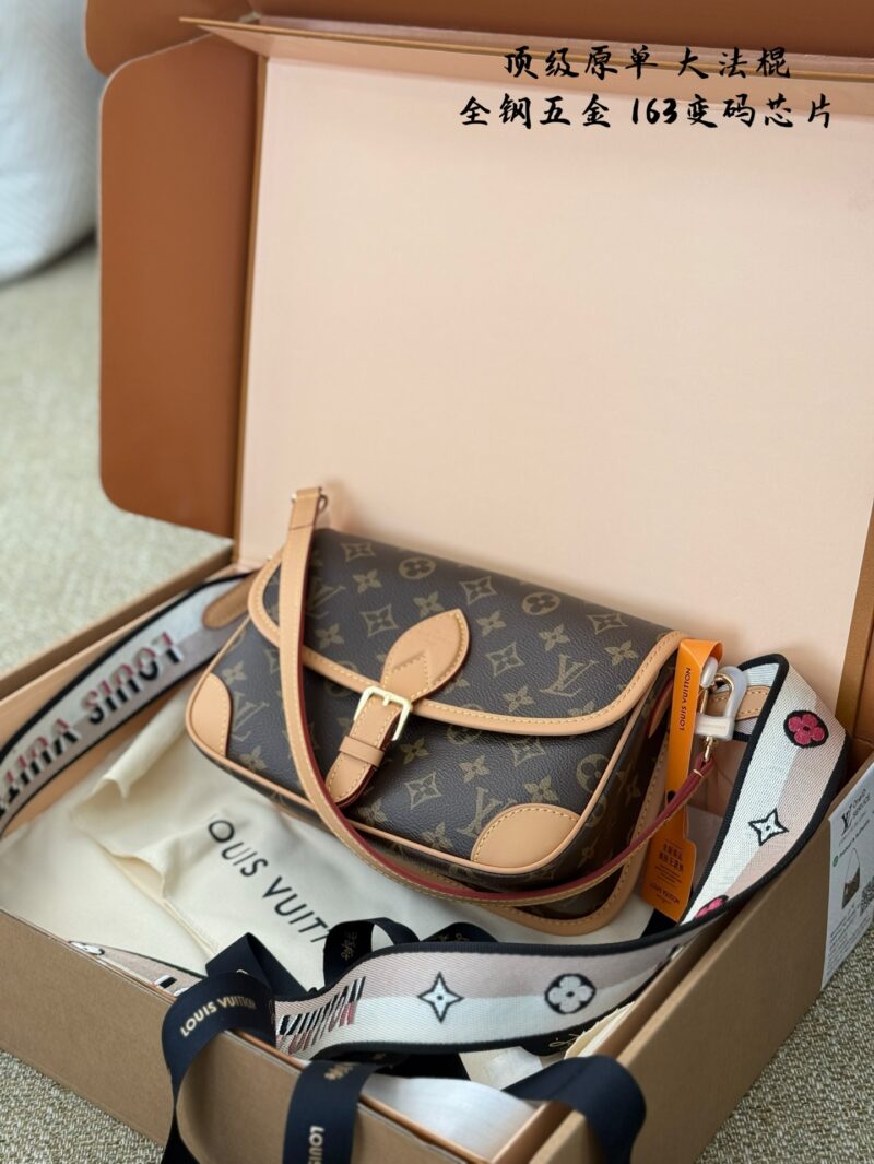 b36ab6d8e3.jpg Counter synchronization 163 chip version p325
Lv's new Diane vintage flower stick bag for fashion shows, one shoulder crossbody armpit bag with floral embroidery shoulder strap, all steel hardware
Size: 24 * 15 * 9CM, with 2 shoulder straps that can ...