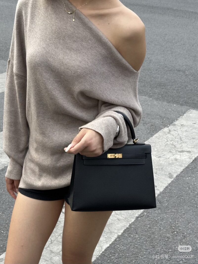 b36c3ab0f1.jpg Black Gold Kelly 25 is so handsome!!! Hermes Kelly can't look up to other bags at first glance
Aima, you are really good at grasping my preferences!!!
Hermes/Hermes Kelly 25 Classic Black Gold Epsome Leather
The gold size is more rigid and three-dime...