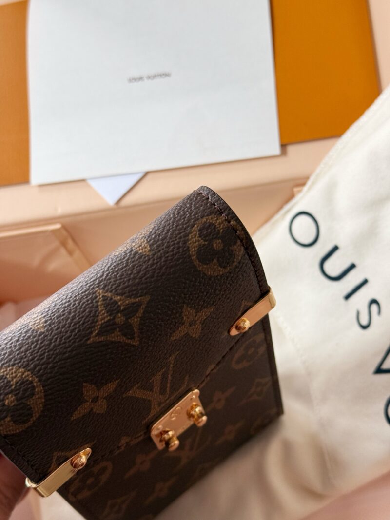 b3829a9870.jpg 200 boxes
size:10.5*17cm
L's beautiful phone bag
This new Metis phone case!!
The price is very beautiful!!
You can put down Plus!