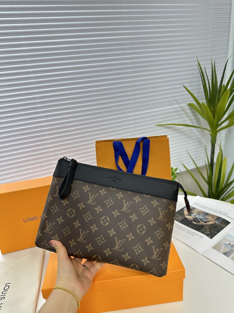 b388b89c99.jpg Exclusive real-life shot of M82543 vintage Pochette Voyage Souple handbag with gift box. Made of soft Monogram Eclipse coated canvas, the classic Pochette Voyage handbag lines are outlined with rounded strokes, providing a comfortable and portable ex...