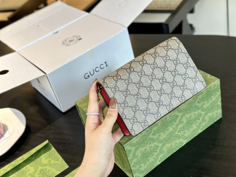 Comes with folding box airplane box
size：20*13cm
Small cherries that are particularly popular every year
GG Cherry Chain Bag
Cute and compact
Gucci Customized Edition!