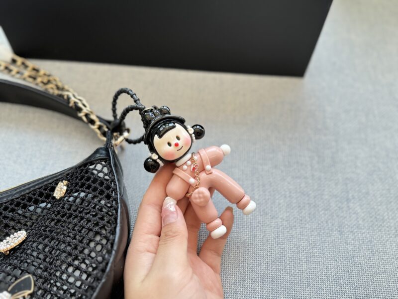 b3a1412405.jpg 230 folding box ? Pendant
size:21×15
CHANEL 25S fishing net badge brooch bag armpit bag handbag shoulder bag mesh bag baozi mother bag
Cool and cute~
Perfect for summer~
It's really, really, really exquisite
The slightly larger one has a chain t...