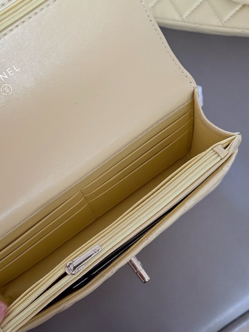 b3b518a9b0.jpg 225 boxes
Grandma Xiang's color is really amazing/stunning
size:20*13cm
Xiaoxiang Family Wealth Bag
Woc Wealth Pack, can have
You must arrange for yourself
I heard that yellow is tender and attracts wealth