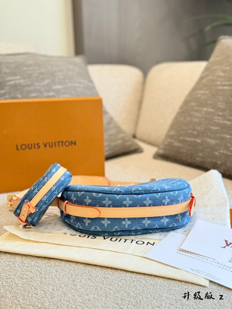 b3bcafaf82.jpg 2-in-1 pea bag p300
LV denim monogram is finally back, no longer searching for vintage!
Classic light blue distressed denim with vintage design, full of retro feeling. Cowboys come with a casual temperament, with a soft body that gives people a feeli...