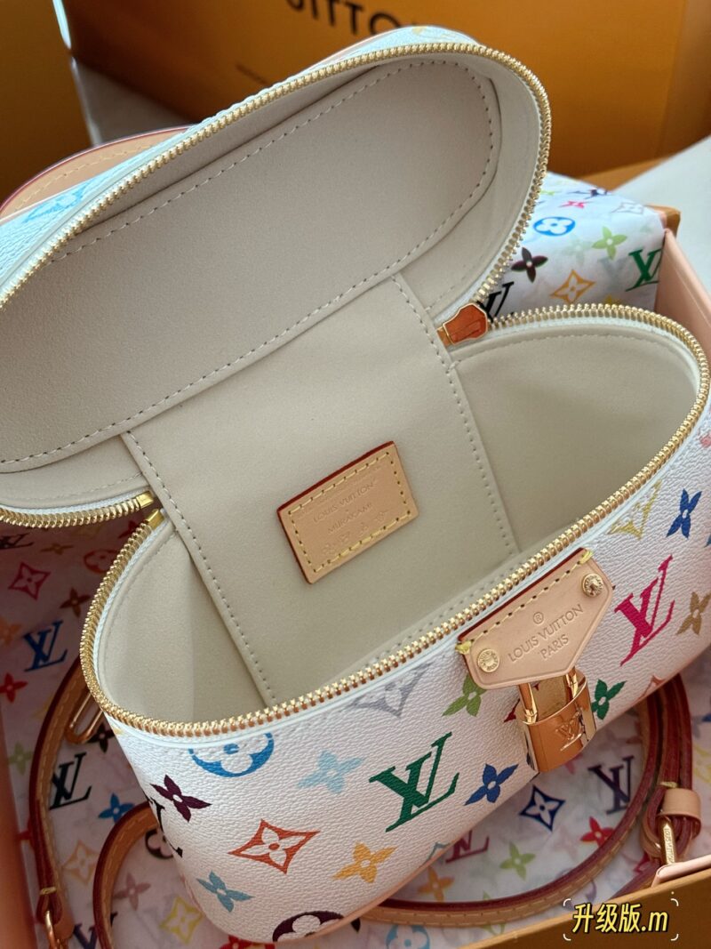 b3c245d3b8.jpg 310 box upgrade version
size:19*12cm
L Home Vanity Small Box White Tri Color
?? Equipped with two shoulder straps and cute dolls
Super convenient and practical!
Who really sees who falls in love
The feeling of sinking at a glance upon seeing th...