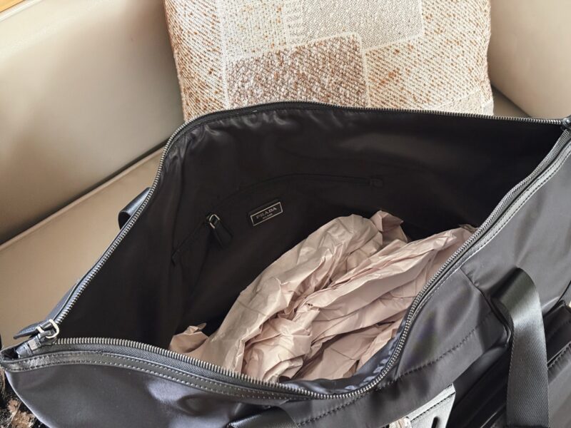 b3cb1160d8.jpg 270 without box
Size: Bottom width 45, top width 65, height 40
Prad tote (shopping bag)
The leather material is thick and textured
A great combination of travel and fitness!
Really practical!!