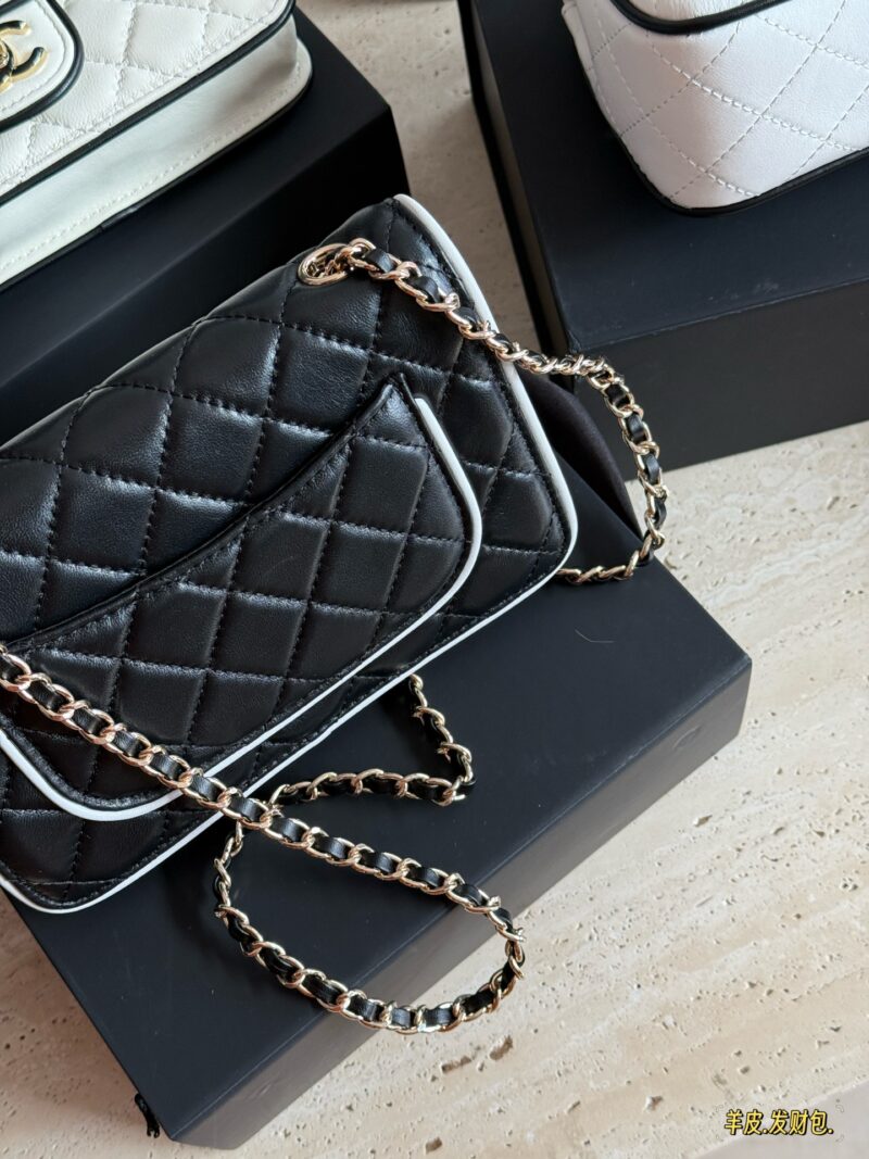 b3e796eada.jpg 275 box sheepskin
Size: 20 * 12cm (large)
18 * 13cm (small)
Xiaoxiangjia 25P New Manga WoC Wealth Bag
It's really beautiful .….
The physical object is super cute
Do you prefer white or black borders?