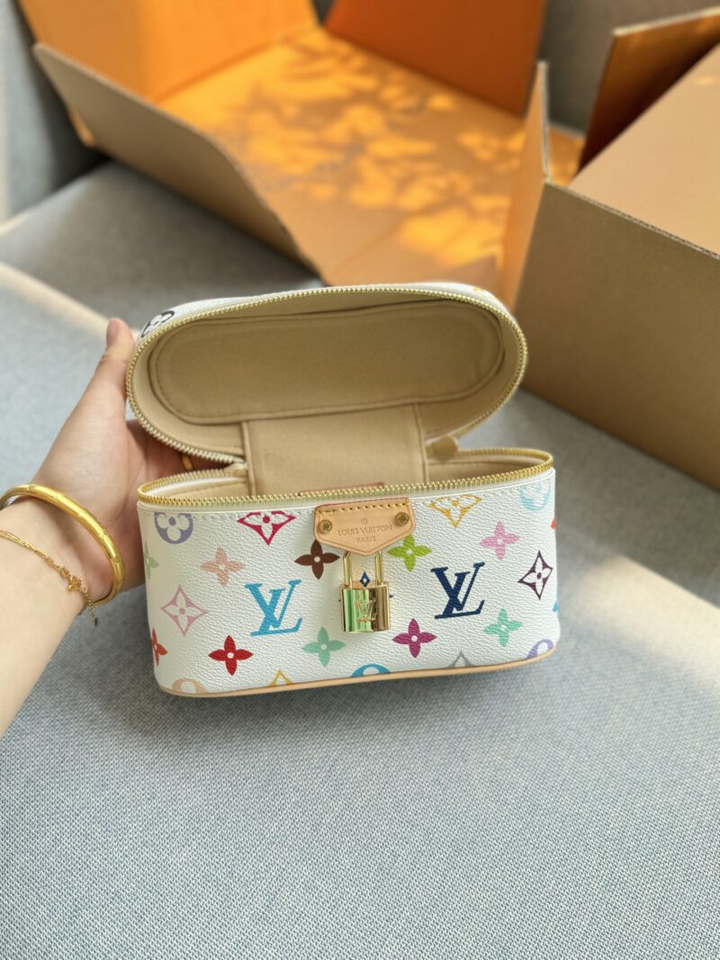 b3ea81e929.jpg 240 original single aircraft box
Original quality with pure leather steel hardware 163 jump code chip
size:19×12
LV x Takashi Murakami collaboration Vanity white tri color makeup box, makeup bag box, single shoulder crossbody handbag
Playful yet s...