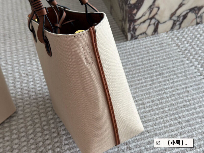 b3f24fbb96.jpg 210 without box
Size: 23 * 22cm (small)
27 * 24cm (medium)
Loewe canvas shopping bag ?
A bag that is easy to pack in physical form
Recently, I have been carrying my back while traveling
Brown leather with rice white canvas, durable and textured
Its...