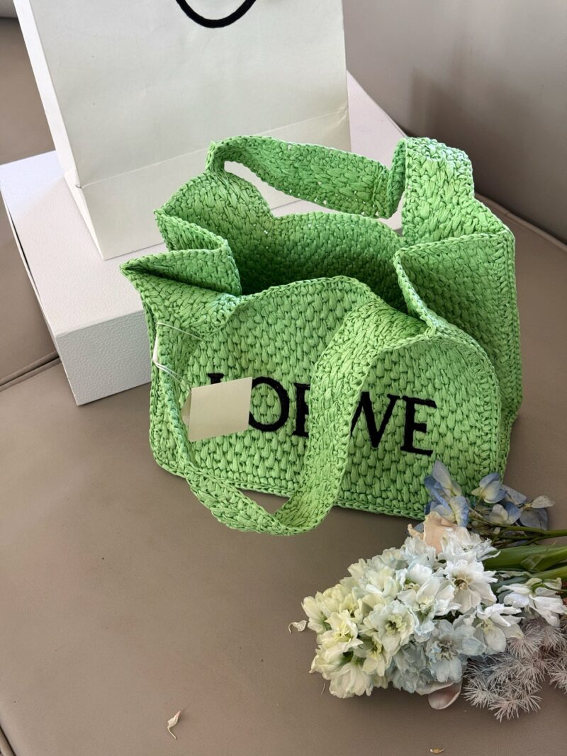 b3f9153d96.jpg 230 box
size:30*25cm
LOEWE | Grass woven bag
Don't you have such a beautiful straw woven bag in summer?
Anagram Basket
A bag full of summer atmosphere for picnics, outings, outings, and sea views