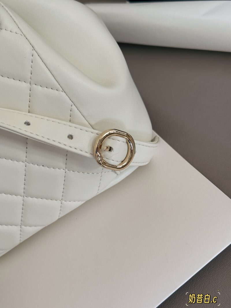 260 boxes
size：18*20cm
Xiaoxiang Family Duma Backpack
The texture of the bag is super good!
Fine grain sheepskin!
The cutest backpack of the season
? Single shoulder ? Double shoulder ? Handheld