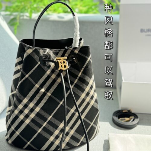 200 fold box
size：26×26
Burberry plaid bucket bag, single shoulder handbag
B's one of the few bags with both design and sophistication
Can be carried by hand or slung diagonally
Various styles can be mastered and super versatile~
Compared to other...