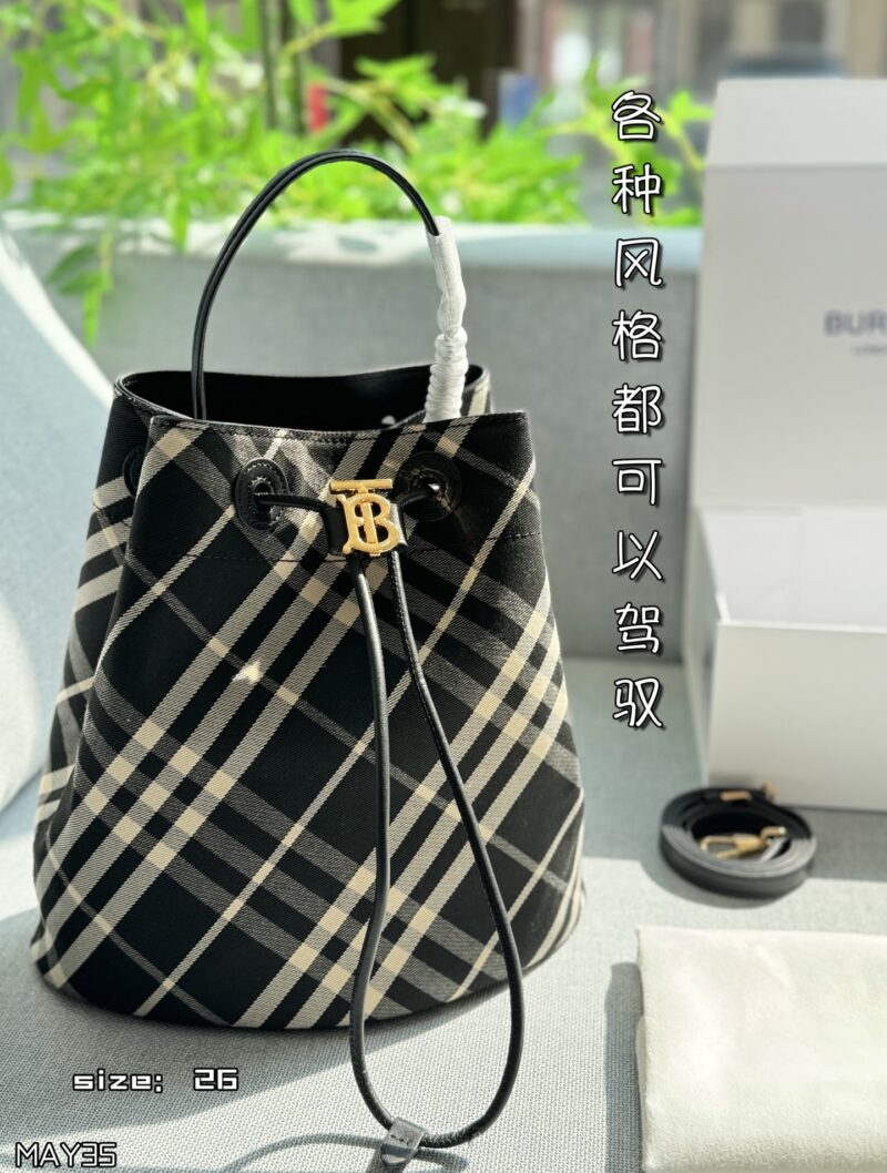 200 fold box
size：26×26
Burberry plaid bucket bag, single shoulder handbag
B's one of the few bags with both design and sophistication
Can be carried by hand or slung diagonally
Various styles can be mastered and super versatile~
Compared to other...
