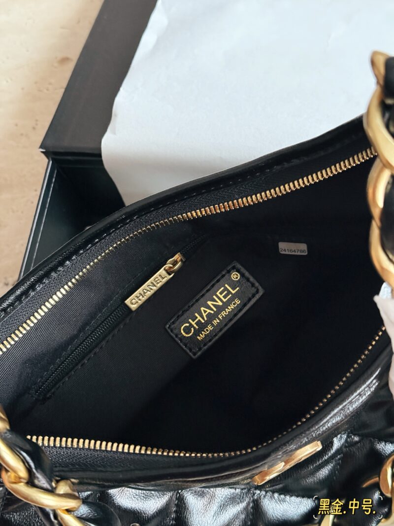 b427c86ade.jpg 235, 240, 245 with box oil wax skin
Size: 22 * 16cm (small)
26.5 * 17cm (medium)
30 * 23cm (large)
24Ahobo Xiaoxiang's home
Xiangxiang loves new styles recently
Hobo armpit bag exudes a strong atmosphere, who knows!! good-looking!