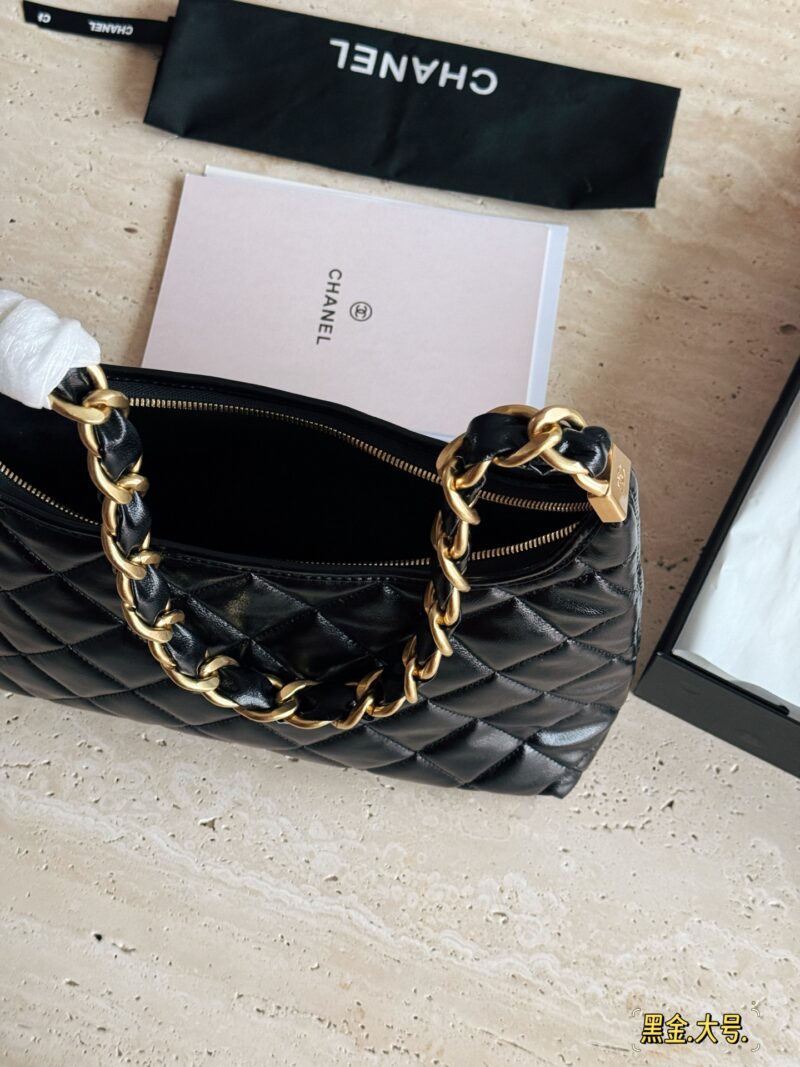 b428ec0f47.jpg 235 240 245 box
Size: 22 * 16cm (small)
26.5 * 17cm (medium)
30 * 23cm (large)
24Ahobo Xiaoxiang's home
Xiangxiang loves new styles recently
Hobo armpit bag exudes a strong atmosphere, who knows!! good-looking!