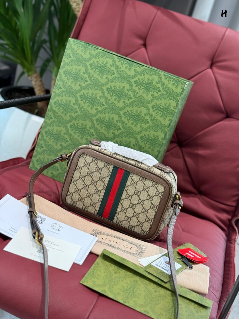b444cc96b9.jpg P240 Ophidia series woven strap small crossbody handbag;
The Ophidia series remains a beloved brand. Every season, new styles are launched to create multifunctional travel accessories suitable for various destinations. The double G and striped ribbon...