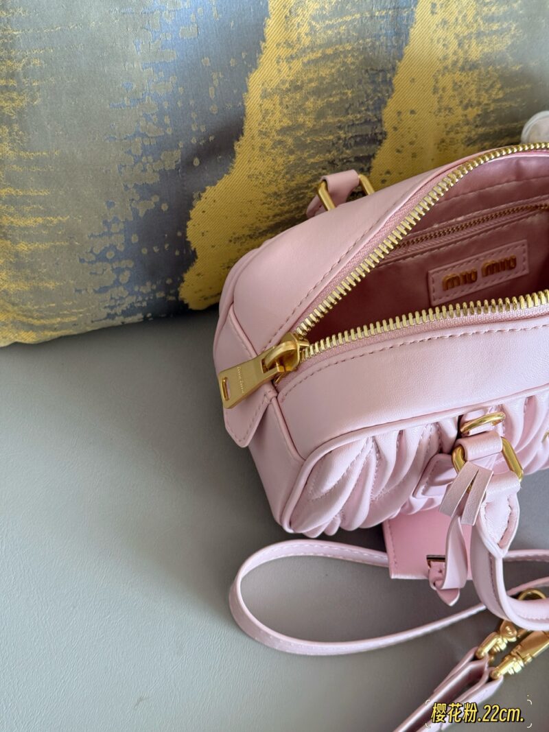 255 Upgraded Edition Box
size：22*11cm
New size of miumiu bowling ball ??
The faint cherry blossom powder is truly a fairy bag for summer
Summer colors~Comfortable
Can be carried by hand or slung diagonally
Full capacity~~
The appearance is Prin...
