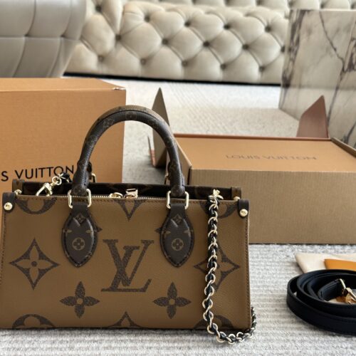 265 box new model
size：25*13cm
Highly anticipated by everyone!
L Home OnTheGo East West
Little sisters, look
This small tote is your life bag
? Configure chain/leather shoulder strap