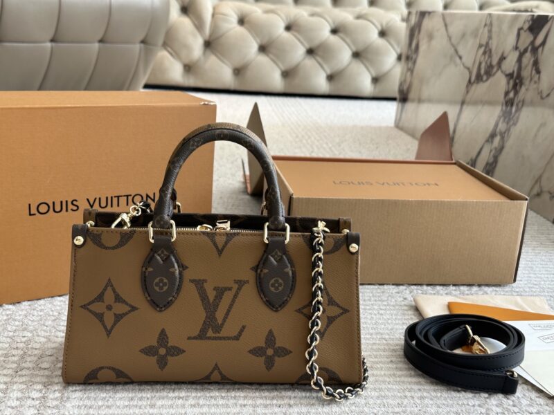 b45ee220e3.jpg 265 box new model
size:25*13cm
Highly anticipated by everyone!
L Home OnTheGo East West
Little sisters, look
This small tote is your life bag
? Configure chain/leather shoulder strap