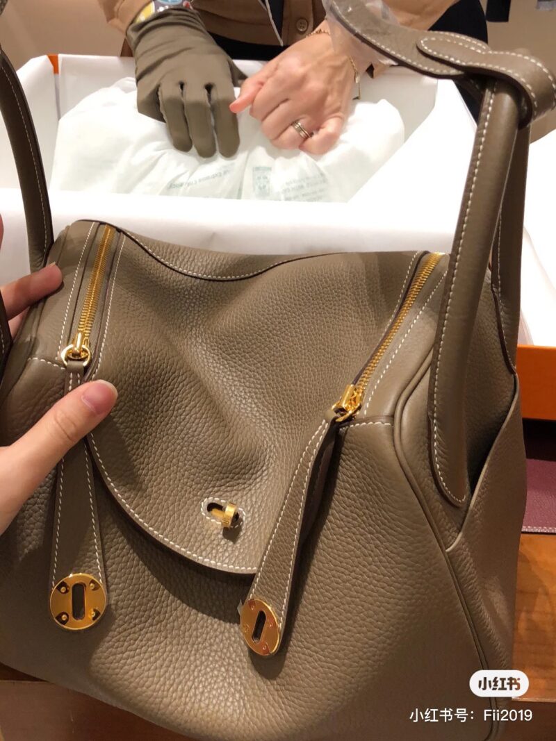 Commuting Treasure Bag - Head Layer TOGO Leather 26 Lindy Bag
If it is necessary to have a commuting bag
I would choose the 26 Lindy bag
Large capacity bag body
Soft and sticky top layer cowhide exudes a sense of luxury
Single shoulder back is partic...