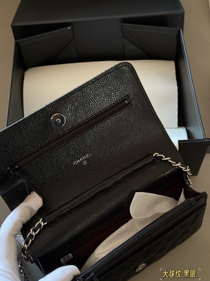 240 Pack
size：20*13cm
?? COW LEATHER
Xiaoxiang Family Wealth Bag
Woc Wealth Pack, can have
You must arrange for yourself
Chanel's wealth bag is the most frequently used one in Grandma Chanel's bag