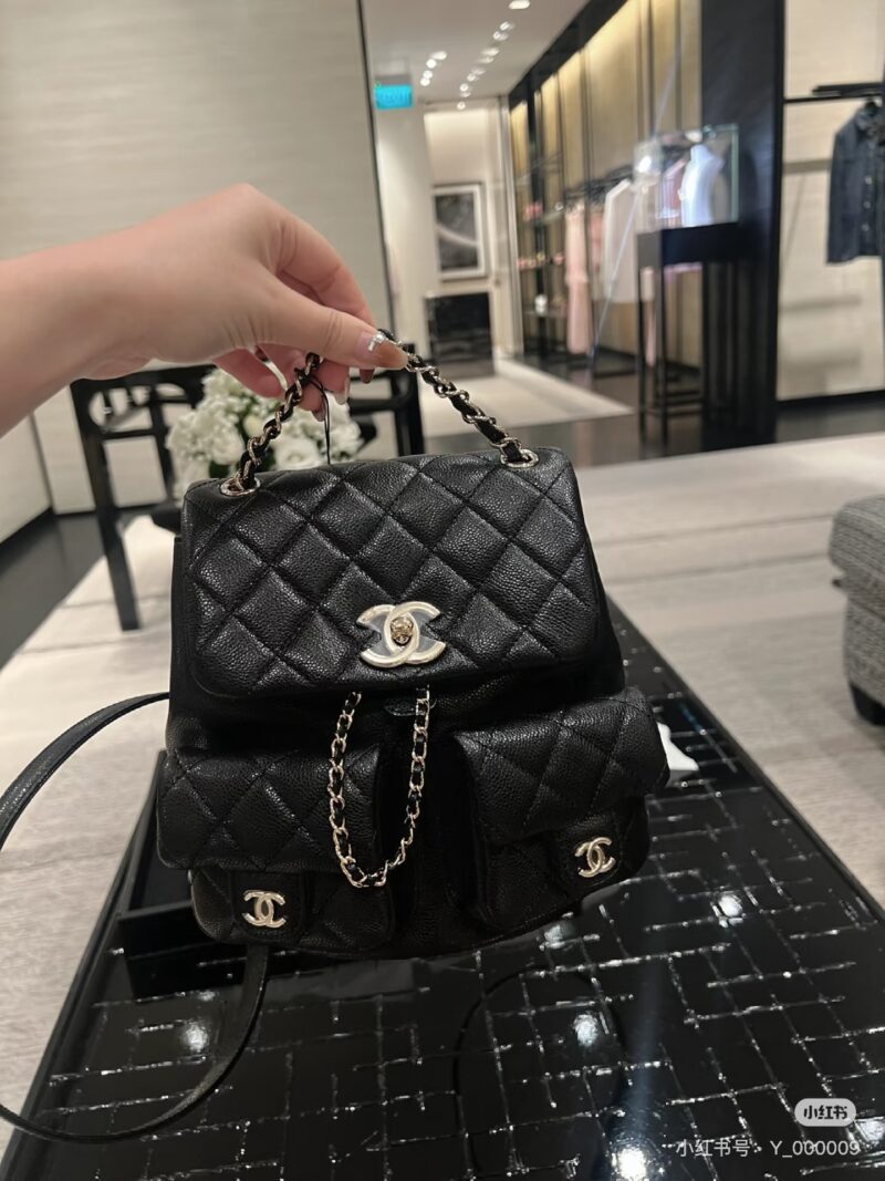b47f379a56.jpg A small 'frog' that combines fashion and practicality!
The most profitable Chanelduma
Still knock on durable lychee cowhide
Compact and exquisite, but very durable The upper body exudes a strong sense of fashion!
It looks great with any combination a...