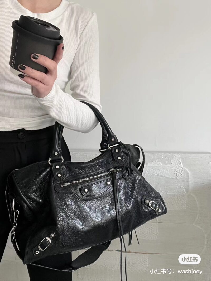 Balenciaga black silver motorcycle bag is so cool that tears come to my eyes. Balenciaga motorcycle bag is fashionable, cool and handsome. I love it
Even going to work on the street cannot stop it from exuding a charming and carefree feeling
It is de...